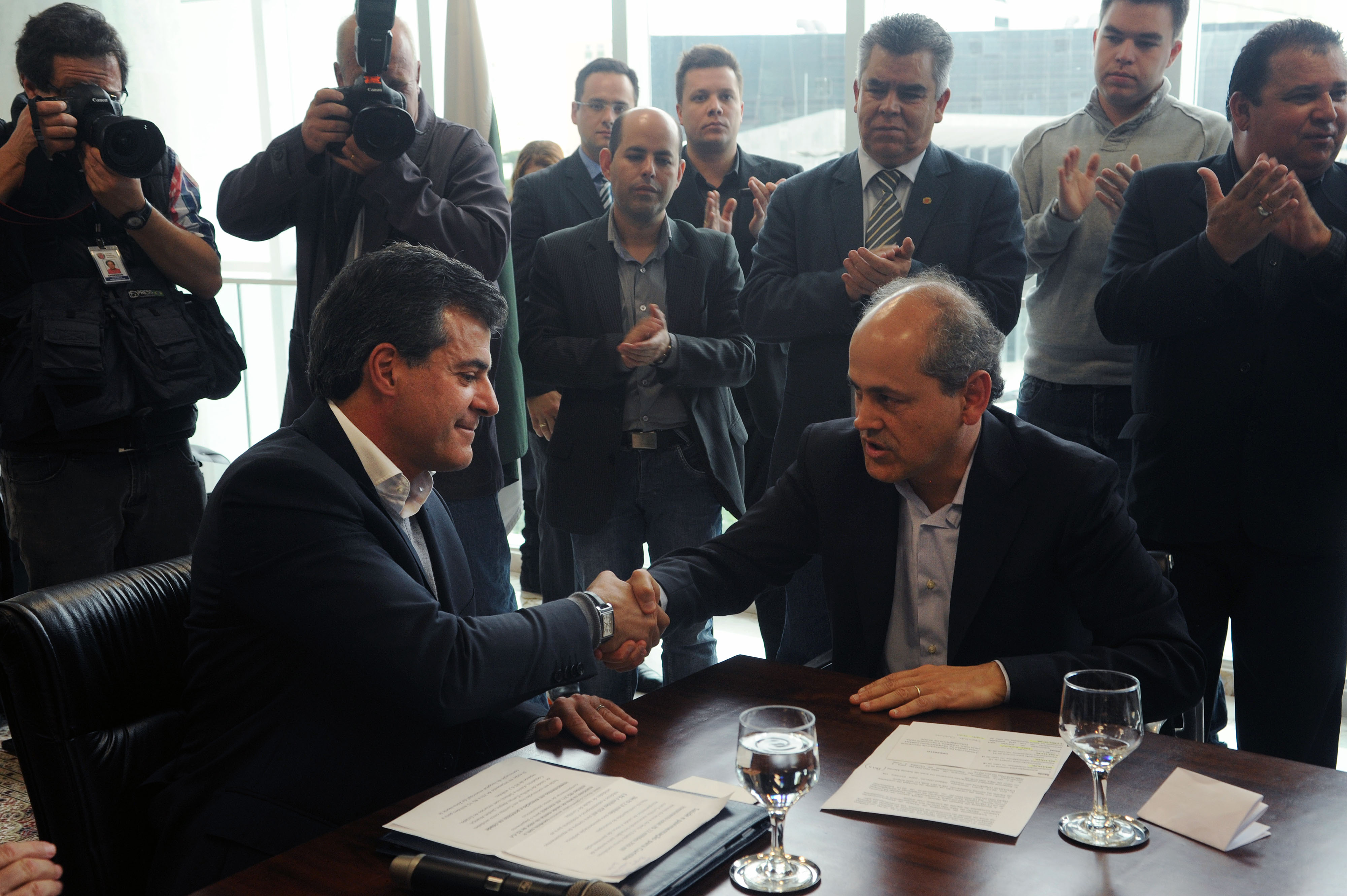 Governador Beto Richa (PSDB) e prefeito de Curitiba, Gustavo Fruet (PDT), assinam convênios que vão beneficiar a capital | Everson Bressan/SMCS