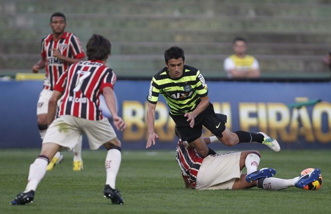 De volta ao time coxa-branca após se recuperar de lesão, Robinho cai em dividida no meio de campo |