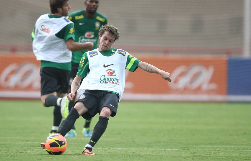 Bernard foi escalado como titular em treino da seleção realizado nesta quarta-feira | Mowa Press