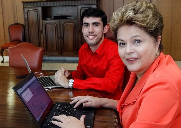 A presidente se reuniu nesta sexta-feira com o internauta Jeferson Monteiro, criador da personagem "Dilma Bolada" | Reprodução/Blog do Planalto