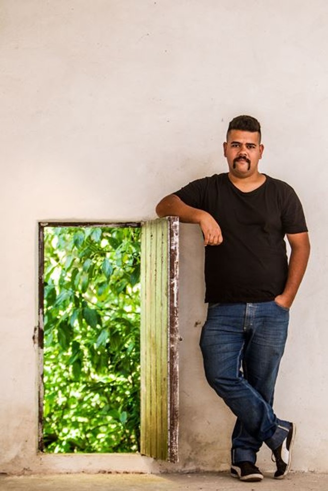 O artista e idealizador do projeto, Bruno Costa, na