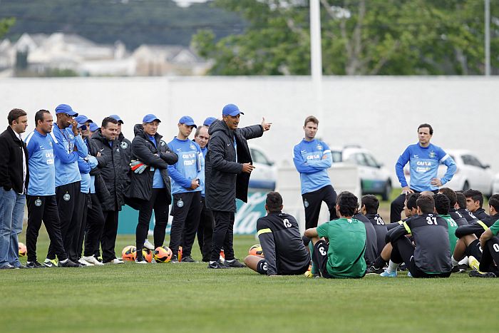 Chamusca conversou por dez minutos com o elenco do Coritiba ao chegar ao CT do Graciosa | André Rodrigues / Gazeta do Povo