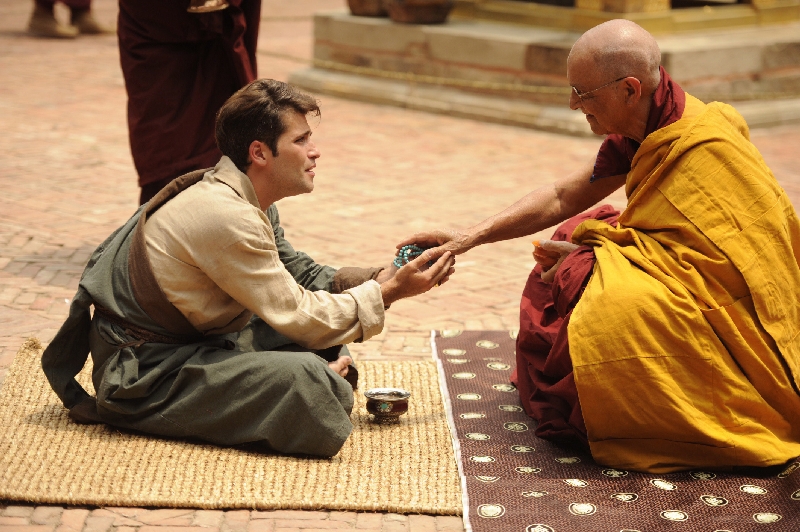 Franz (Bruno Gagliasso) ouve os ensinamentos de Ananda (Nelson Xavier): encontro de culturas | Renato Rocha Miranda/TV Globo