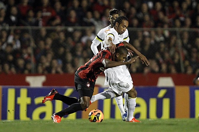 Marcelo sofreu muitas faltas enquanto esteve em campo. Caso desta em que é aterrado por Everton Costa | 
