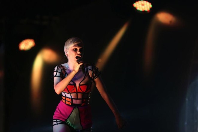 A britânica Jessie J cantou seu maior sucesso nas rádios