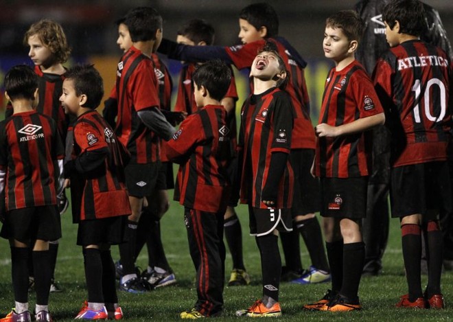 Mascotinhos rubro-negros esperando a entrada do time em campo |