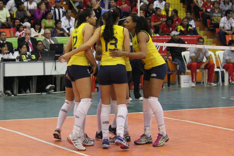 Brasileiras comemoram ponto contra o Peru na despedida do Campeonato Sul-Americano | Divulgação CBV