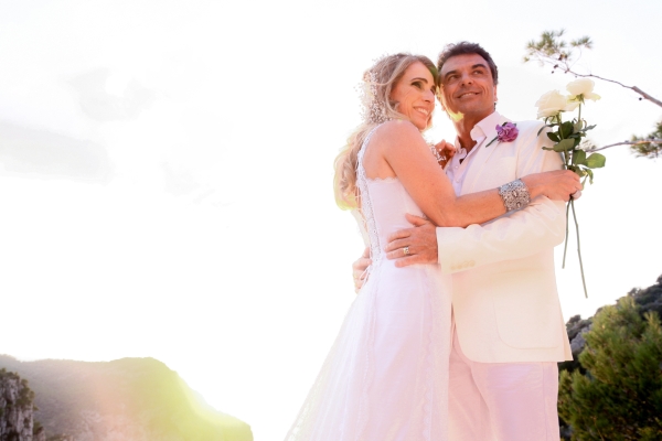 O ex-piloto curitibano Raul Boesel e Deborah Cesco se casaram no último dia 15 em Ibiza, na Espanha. A cerimônia ao pôr do sol e a festa aconteceram no Hotel Hacienda Na Xamena, localizado entre os penhascos da ilha. O casal já vive junto há dez anos | Midori De Lucca