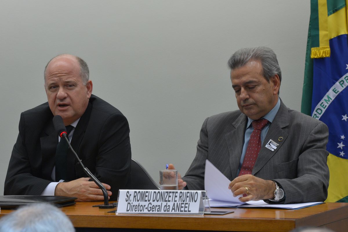 Brasília - Audiência pública na Comissão de Minas e Energia da Câmara debate o apagão Na foto, o secretário-executivo do Ministério de Minas e Energia, Márcio Zimmermann e o diretor-geral da Agência Nacional de Energia Elétrica, Romeu Donizete | Wilson Dias/ABr