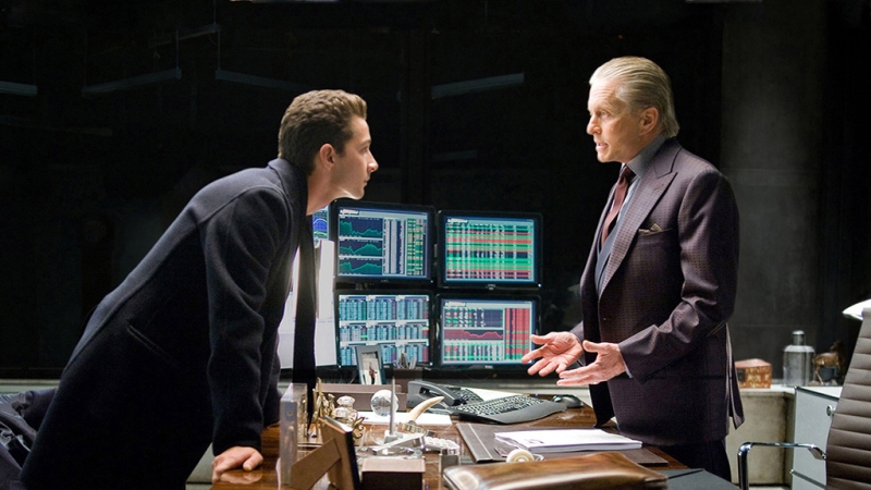 Shia LaBeouf e Michael Douglas em O dinheiro nunca dorme | Reprodução/HBO