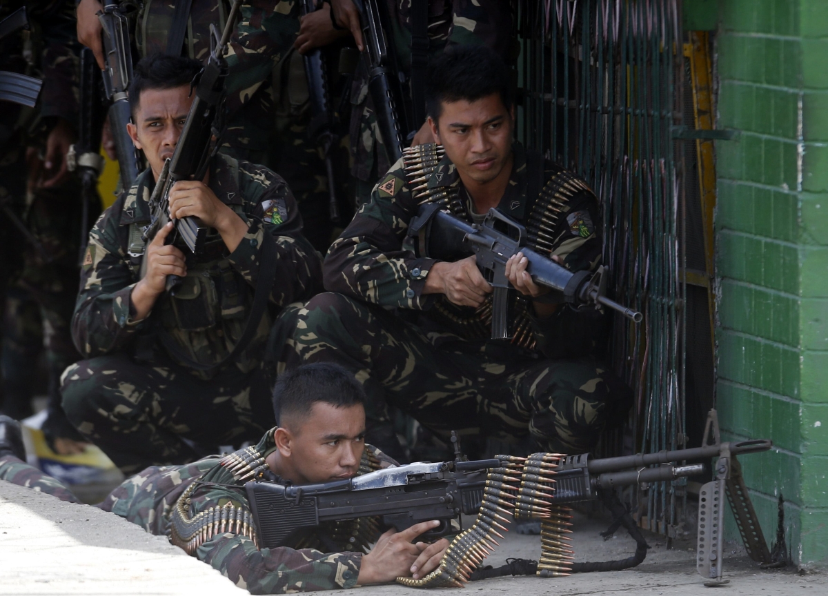 Soldados do governo filipino combatem os rebeldes em Zamboanga | Reuters/Erik De Castro