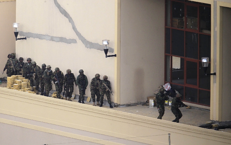 Forças de defesa do Quênia inspecionam o teto do shopping Westgate, em Nairóbi | Noor Khamis/Reuters