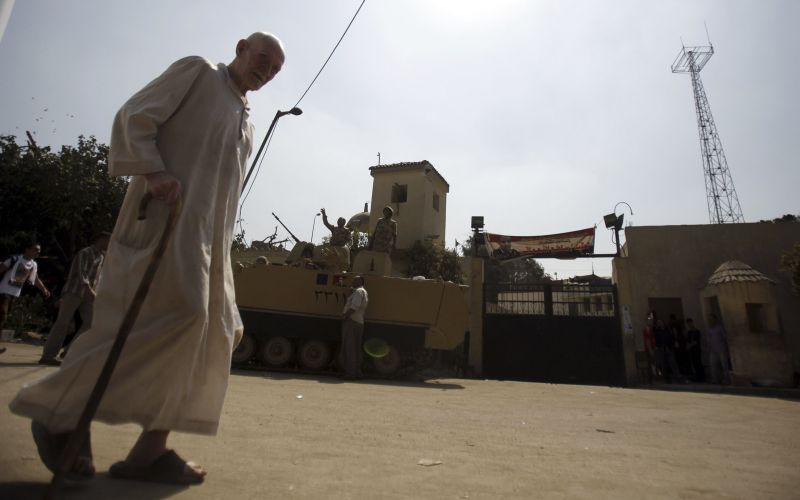 Idoso caminha em frente à delegacia de Bulaq al Dakrur, no Cairo, onde uma bomba explodiu e deixou dois feridos | Amr Abdallah Dalsh/Reuters