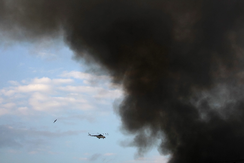 Helicóptero da polícia sobrevoa o céu de Nairóbi perto da coluna de fumaça que sai do shopping center Westgate | Kabir Dhanji/Efe
