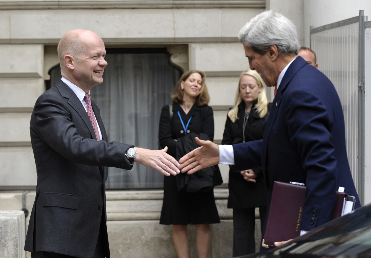Kerry (à dir.) se encontrou com o ministro das Relações Exteriores britânico, Wiliam Hague | Reuters/Susan Walsh/Comportilhamento