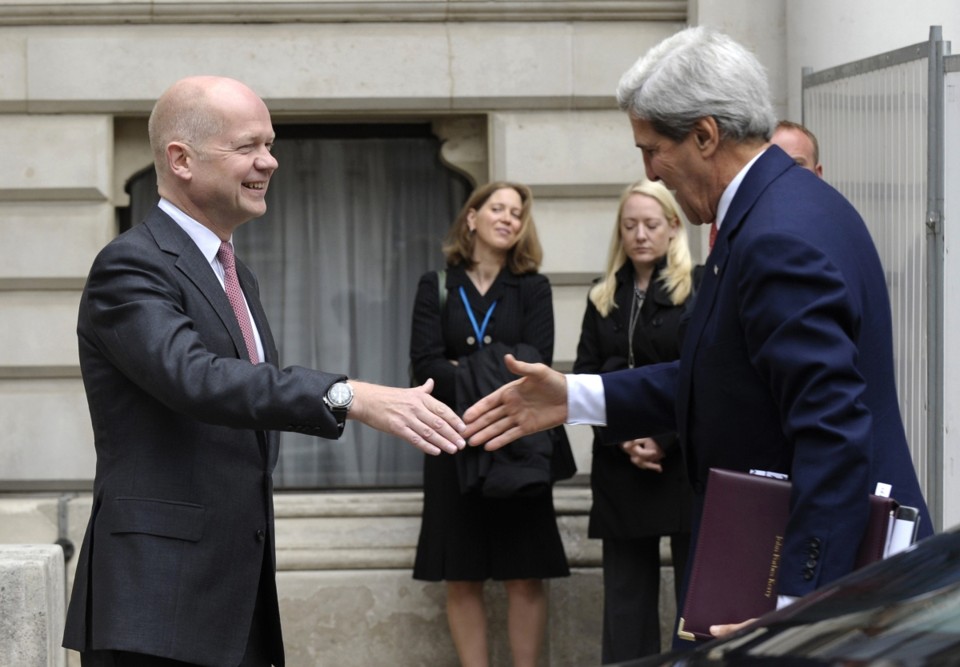 Kerry (à dir.) se encontrou com o ministro das Relações Exteriores britânico, Wiliam Hague | Reuters/Susan Walsh/Comportilhamento