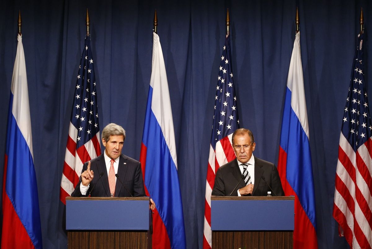 Kerry (à esq.) e Lavrov anunciam o acordo para eliminar o arsenal de armas químicas da Síria | Reuters/Ruben Sprich