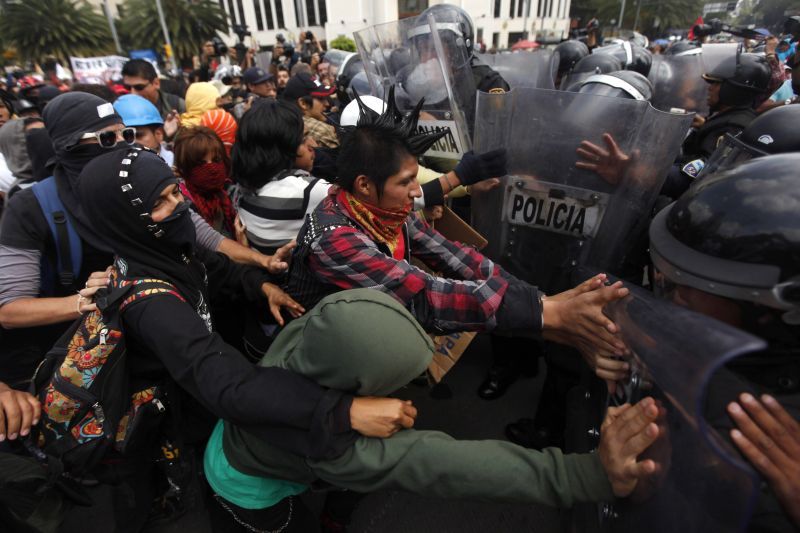 Manifestantes entram em confronto com a polícia durante protesto contra o presidente mexicano, na Cidade do México | REUTERS/Edgard Garrido