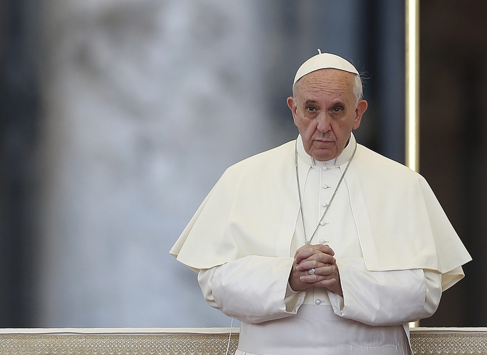 Papa Francisco faz vigília de oração pedindo por paz na Síria, neste sábado (7), na praça de São Pedro do Vaticano | REUTERS/Tony Gentile