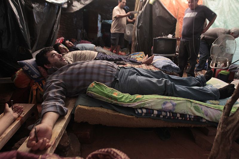 Trabalhadores que foram demitidos por criar sindicato fazem greve de fome e ficam deitados em cima de cruzes | Jorge Adorno / Reuters