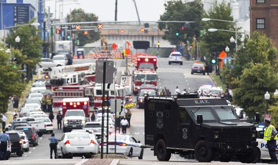 Carro blindado (em primeiro plano) da equipe de emergência da polícia de Washington em rua próxima ao local do tiroteio | Joshua Roberts/Reuters