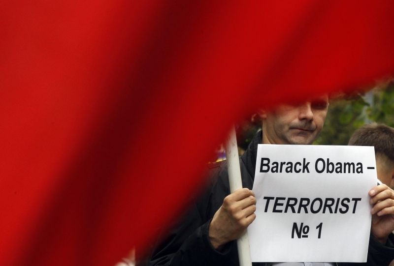 Manifestante russo segura cartaz no qual chama o presidente norte-americano, Barack Obama, de terrorista número 1 | Alexander Demianchuk/Reuters