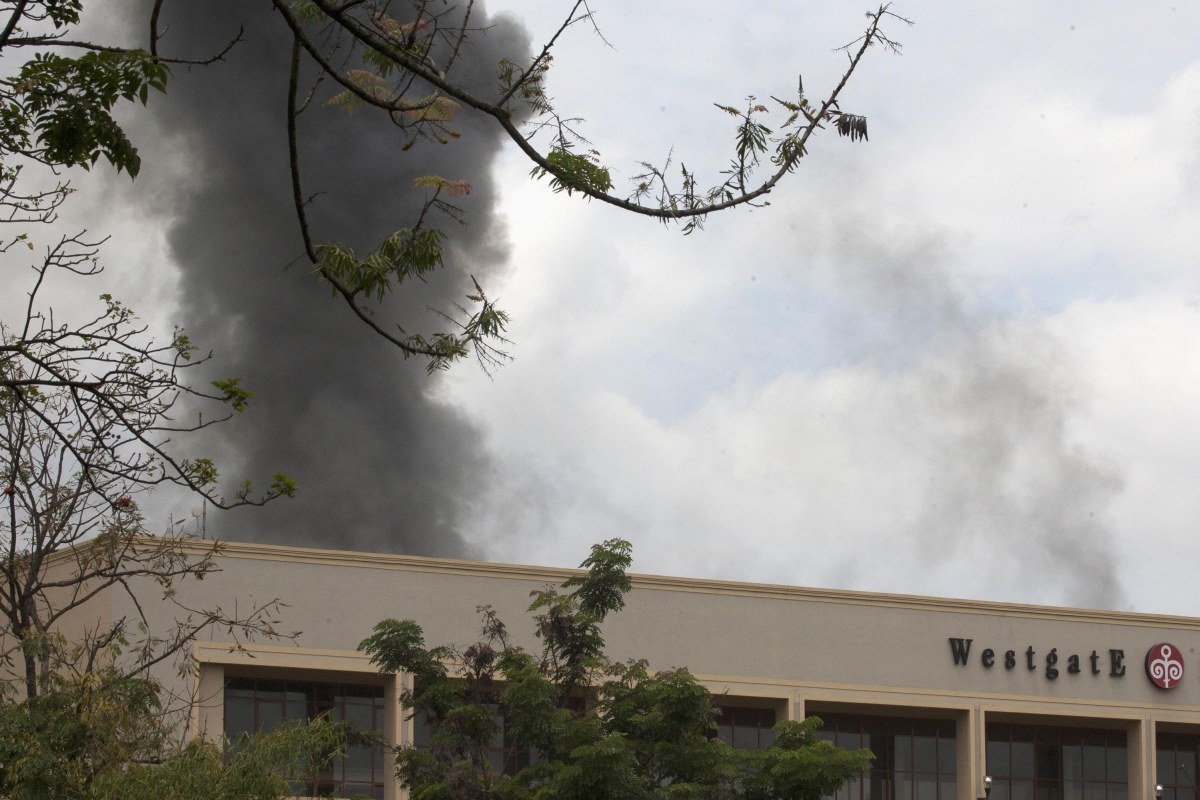 Fumaça preta sobe do centro comercial, dando a impressão de que a operação de resgate dos reféns foi retomada | Reuters/Siegfried Modola