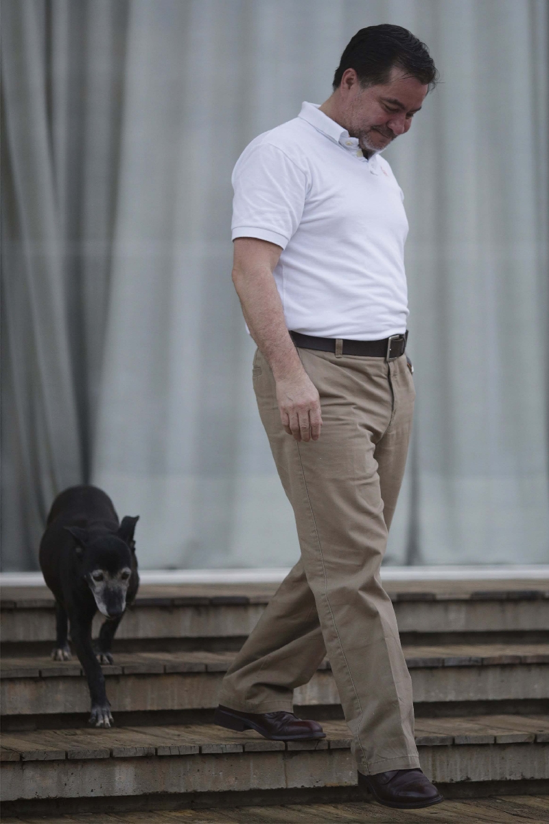 Senador Roger Molina em frente à residência de seu advogado, em foto tirada no dia 26 de agosto | Ueslei Marcelino/Reuters