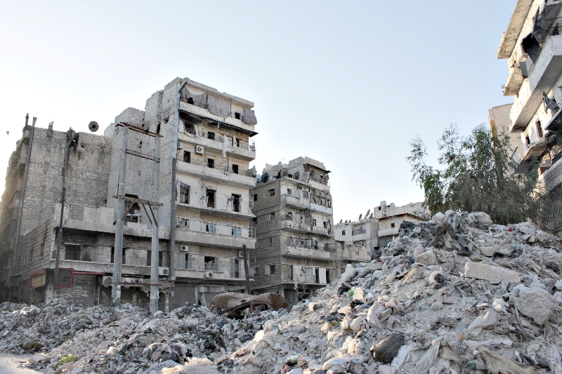 Edifícios em ruínas no bairro de Salaheddine, na capital Damasco: reduto rebelde foi um dos alvos da nova ofensiva do regime de Bashar Assad | Aref Hretani/ Reuters