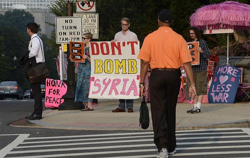 Ativistas pedem, nas ruas de Washington, que os EUA não ataquem a Síria | EFE/Shawn Thew
