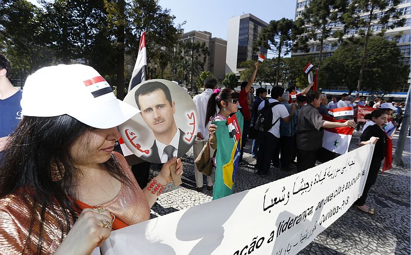 Cerca de 200 pessoas participaram de uma manifestação no Centro de Curitiba contra uma possível intervenção militar na Síria | Daniel Derevecki/Tribuna do Paraná