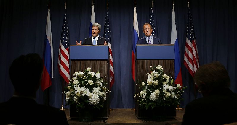 O secretário de Estado norte-americano, John Kerry (à esquerda) e o colega russo Sergey Lavrov falam sobre a crise na Síria | REUTERS/Larry Downing