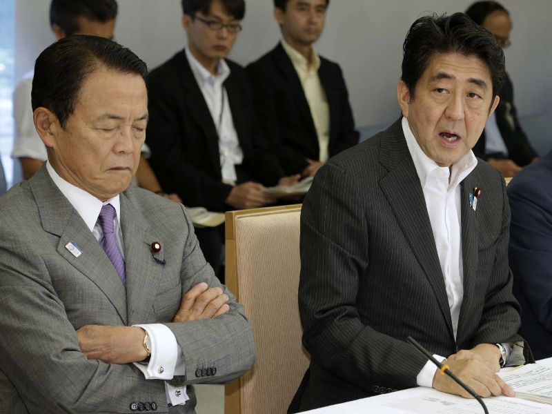 Ministro das Finanças Taro Aso e primeiro ministro Shinzo Abe anunciam ações em Fukushima | Shizuo Kambayashi/Reuters