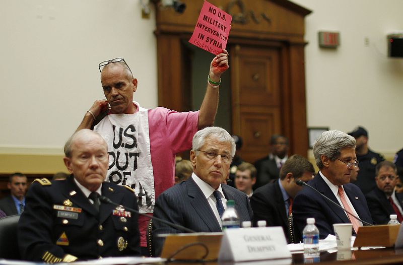 Manifestante protesta no Senado americano contra eventual ação militar na Síria | REUTERS/Jason Reed