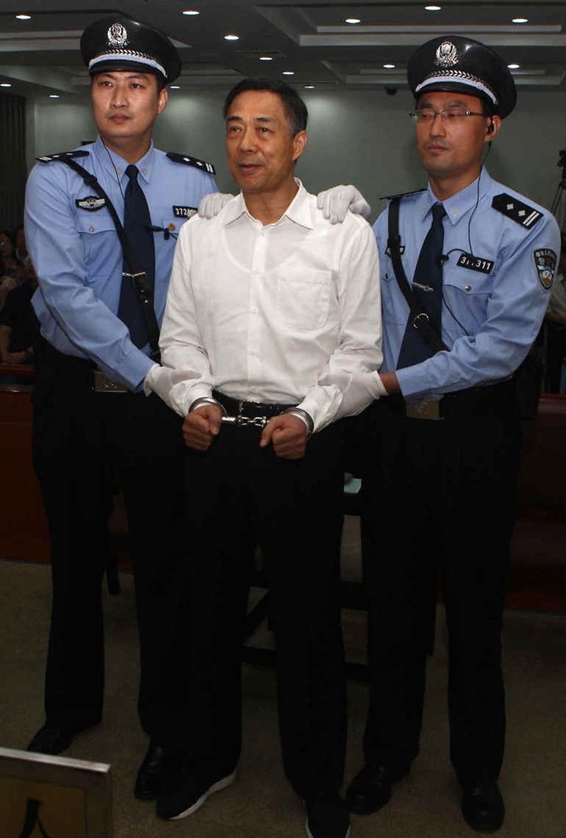Bo Xilai (centro) é algemado após ouvir a sentença | Reuters