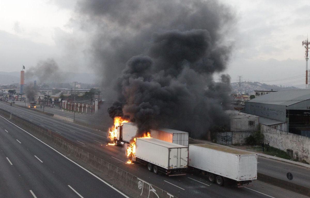 Caminhões são incendiados na rodovia Fernão Dias, em São Paulo | Mario Ângelo / Folhapress