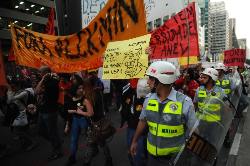 Passeata em apoio aos alunos reuniu cerca de 500 pessoas | Adriano Lima/ Folhapress