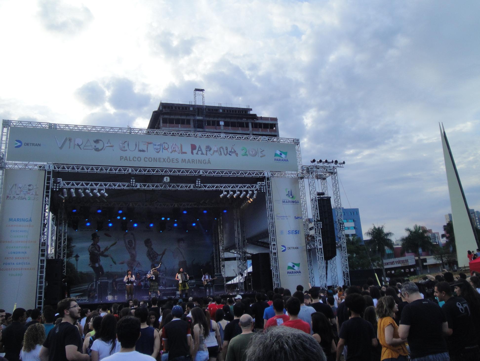 O primeiro show começou pontualmente às 18h30, com os londrinenses do Terra Celta puxando a animação | Tatiane Salvatico/Gazeta Maringá