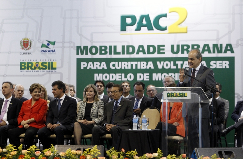 O prefeito Gustavo Fruet (PDT) agradece a participação federal e estadual no projeto do metrô de Curitiba: É o maior aporte de recursos que a cidade já recebeu em 20 anos, afirmou | Daniel Castellano/ Gazeta do Povo