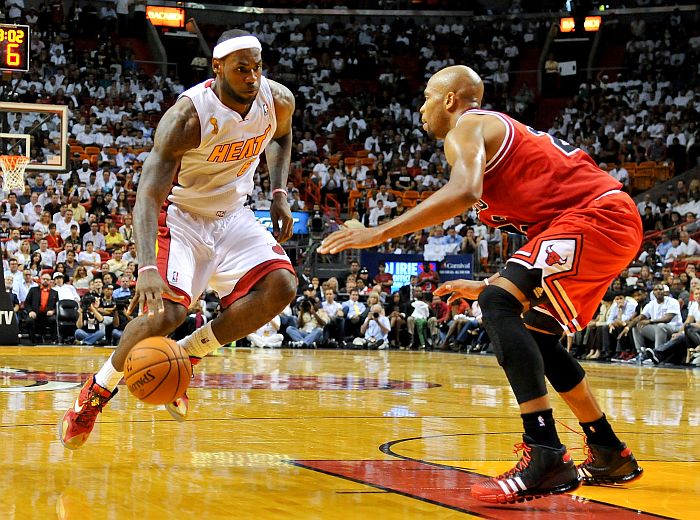 LeBron James encara a marcação de Taj Gibson na vitória do Miami Heat sobre o Chicago Bulls | Steve Mitchell / Reuters