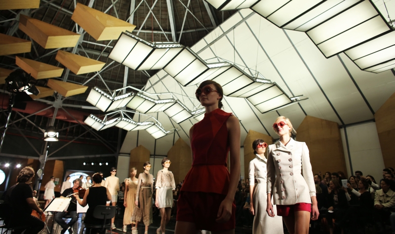 Desfile do estilista Alexandre Herchcovitch no Teatro Municipal chamou a atenção pelo local e pelas roupas | Nacho Doce/Reuters