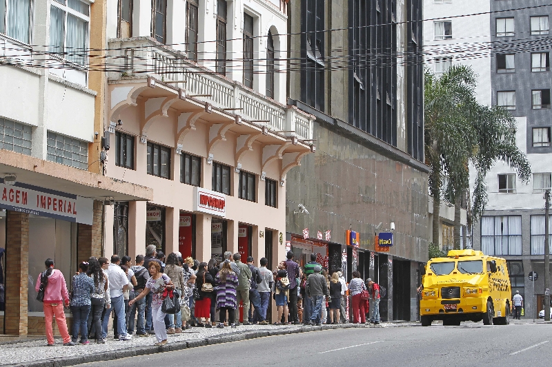 Fila de clientes em frente a uma agência, no Centro de Curitiba: espera maior foi em bancos estatais, durante a manhã | Antonio More/ Gazeta do Povo