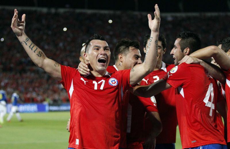 Medel comemora o segundo gol do Chile contra o Equador | Reuters