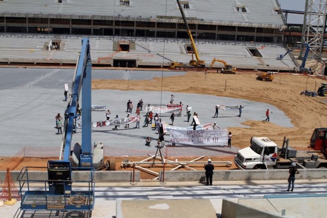 Grupo de manifestantes invadiu as obras da Arena Pantanal nesta terça-feira | Euclides Oltramari Jr. / Futura Press / Folhapress