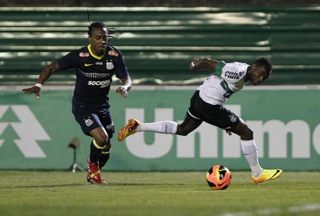Disputa entre o santista Arouca e o coritibano Geraldo | 