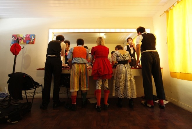 O grupo se maquia enfileirado em poucos minutos |