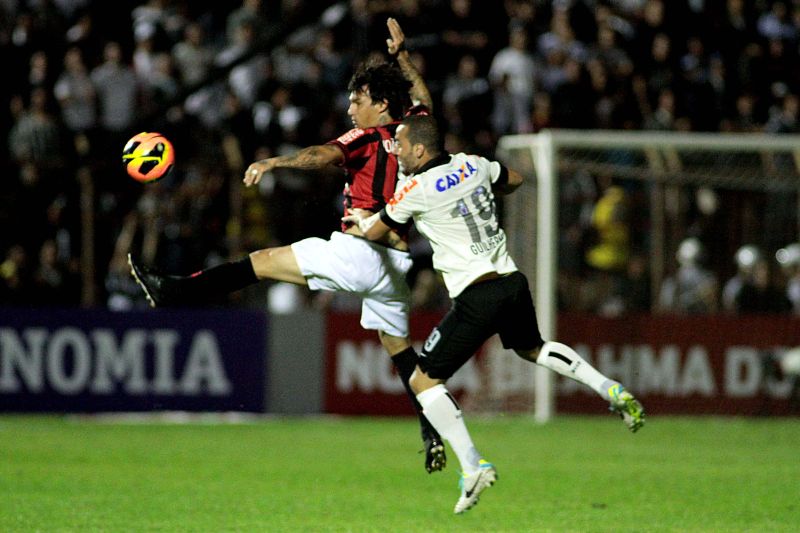 João Paulo e Guilherme disputam a bola no confronto em Mogi Mirim | Denny Cesare / Futura Press / Folhapress