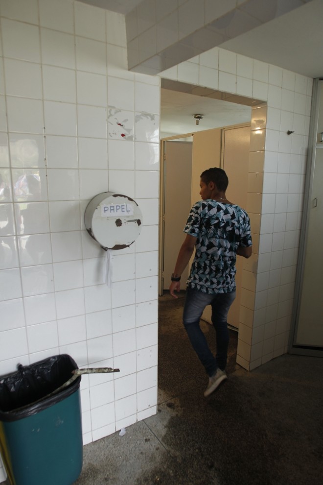 Os banheiros públicos têm sido alvo preferencial de vândalos | André Rodrigues/ Gazeta do Povo