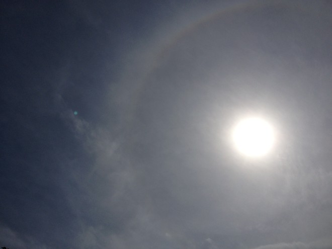 Halo solar de baixa intensidade podia ser observado por volta das 15 horas desta segunda-feira em Maringá | Tatiane Salvatico
