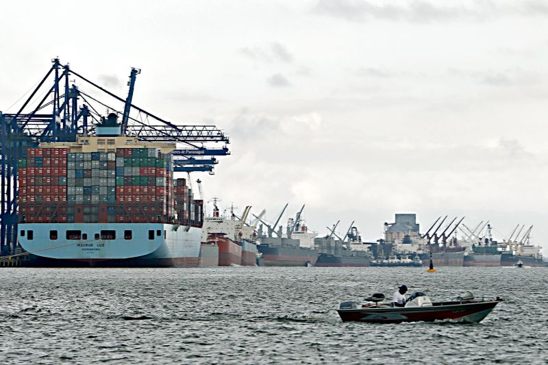 Pelos documentos, o terminal de contêineres ficaria ao lado do existente, o TCP, e exigiria aterramento | Albari Rosa/ Gazeta do Povo